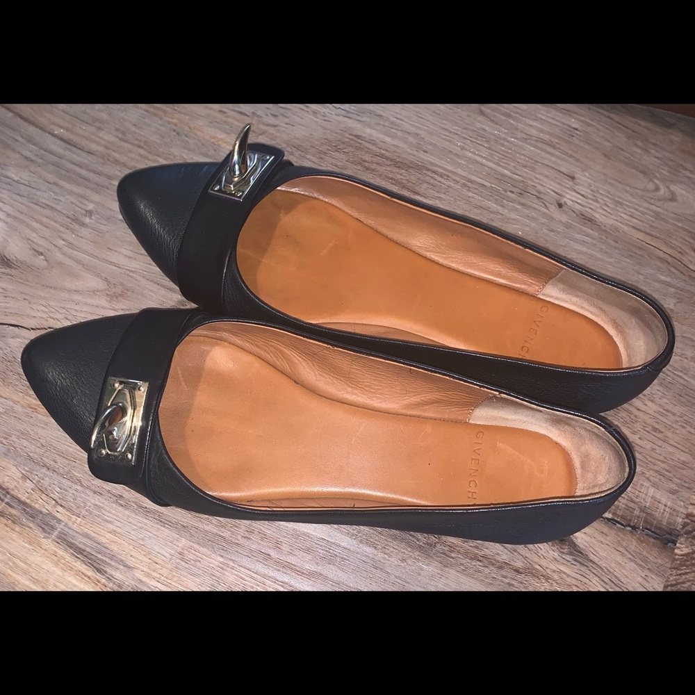 Givenchy Shark Tooth Leather Flats SIZE: 6